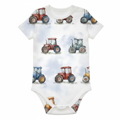 Kind trägt einen Kinderbody mit Traktor-Motiv und spielt fröhlich.