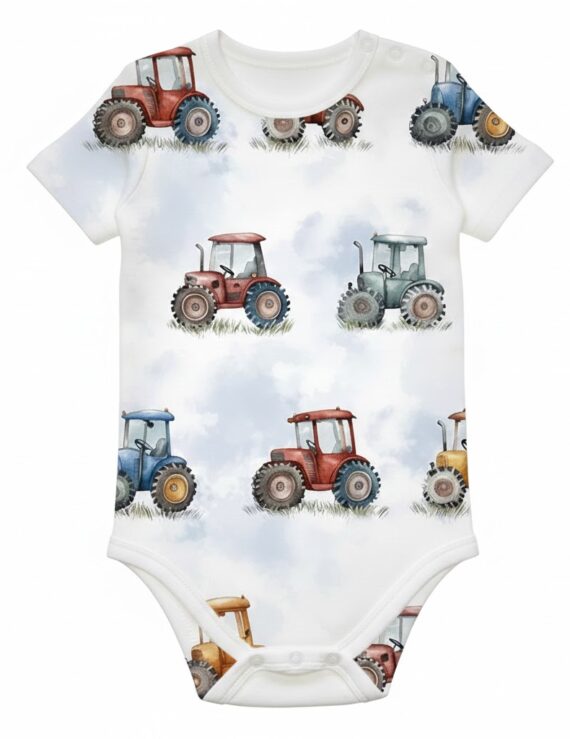 Kind trägt einen Kinderbody mit Traktor-Motiv und spielt fröhlich.
