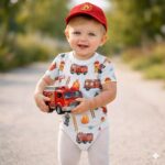 spezieller Baby Body Feuerwehr kurzarm Junge mit roter Baseballkappe und Spielzeug Feuerwehrauto