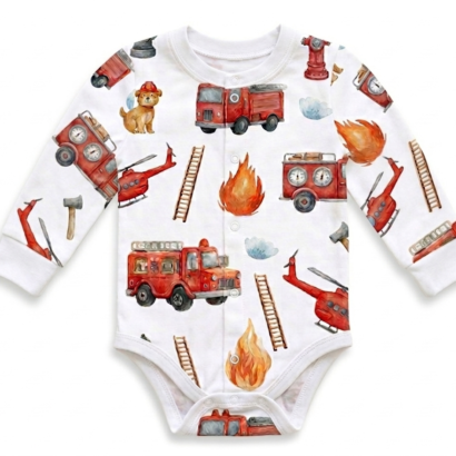 Baby-Body für Jungen – Feuerwehrmotiv, langärmlig, weiß mit roten Feuerwehrautos, handgefertigt in Europa