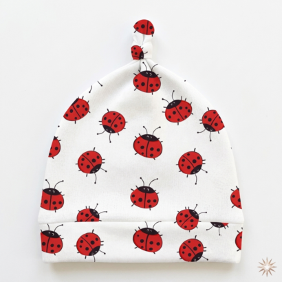 Weiße Baby Baumwollmütze mit roten Marienkäfer Motiven
