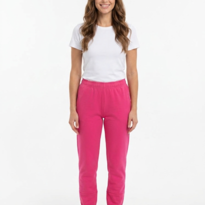Frau in pinker langer Hose