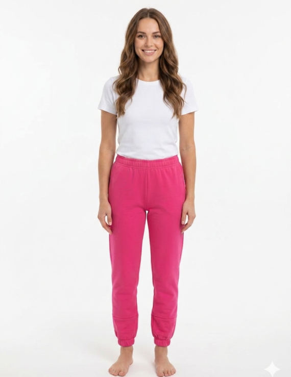 Frau in pinker langer Hose