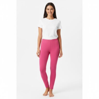 Frau mit langen braunen Haaren in weißem T-Shirt und pinker Leggings