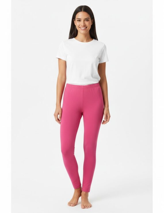 Frau mit langen braunen Haaren in weißem T-Shirt und pinker Leggings