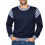 Mann in dunkelblauem Pullover