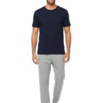 Mann in dunkelblauem T-Shirt