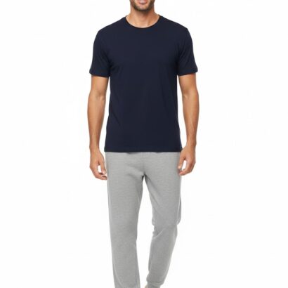 Mann in dunkelblauem T-Shirt