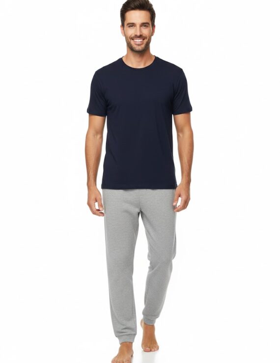 Mann in dunkelblauem T-Shirt