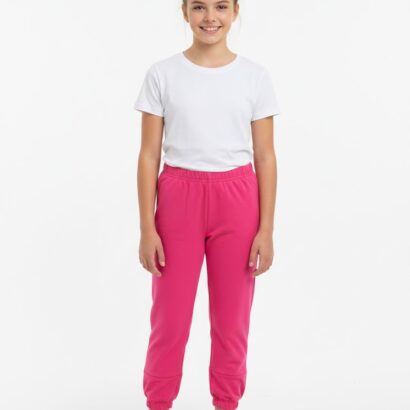Teenager Mädchen in pinker Hose und weißem T-Shirt mit Dutt