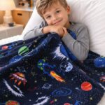 Dunkelblaue Wellsoft Kuscheldecke mit Planeten Muster in verschiedenen Größen