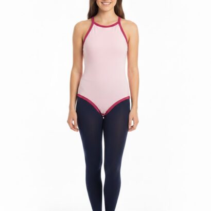 Erwachsene Frau trägt einen rosa Spaghettiträger-Body und eine schwarze Strumpfhose.