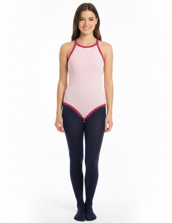 Erwachsene Frau trägt einen rosa Spaghettiträger-Body und eine schwarze Strumpfhose.