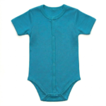 Türkiser kurzärmliger Baby Body aus Baumwolle mit durchgehender Druckknopfleiste vorne für Jungen.