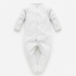Weißer Baby Strampler aus Baumwolle mit langen Ärmeln und Füßen für Babys
