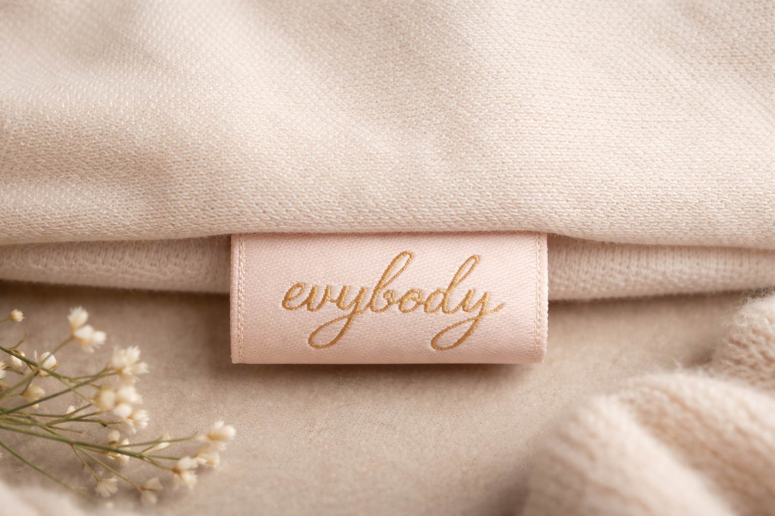 Gewebtes Label in Hautfarbe mit Evybody Schriftzug