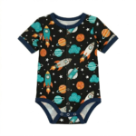 Dunkelblauer Kurzarm Kinderbody mit Planeten-Muster und Druckknöpfen vorne